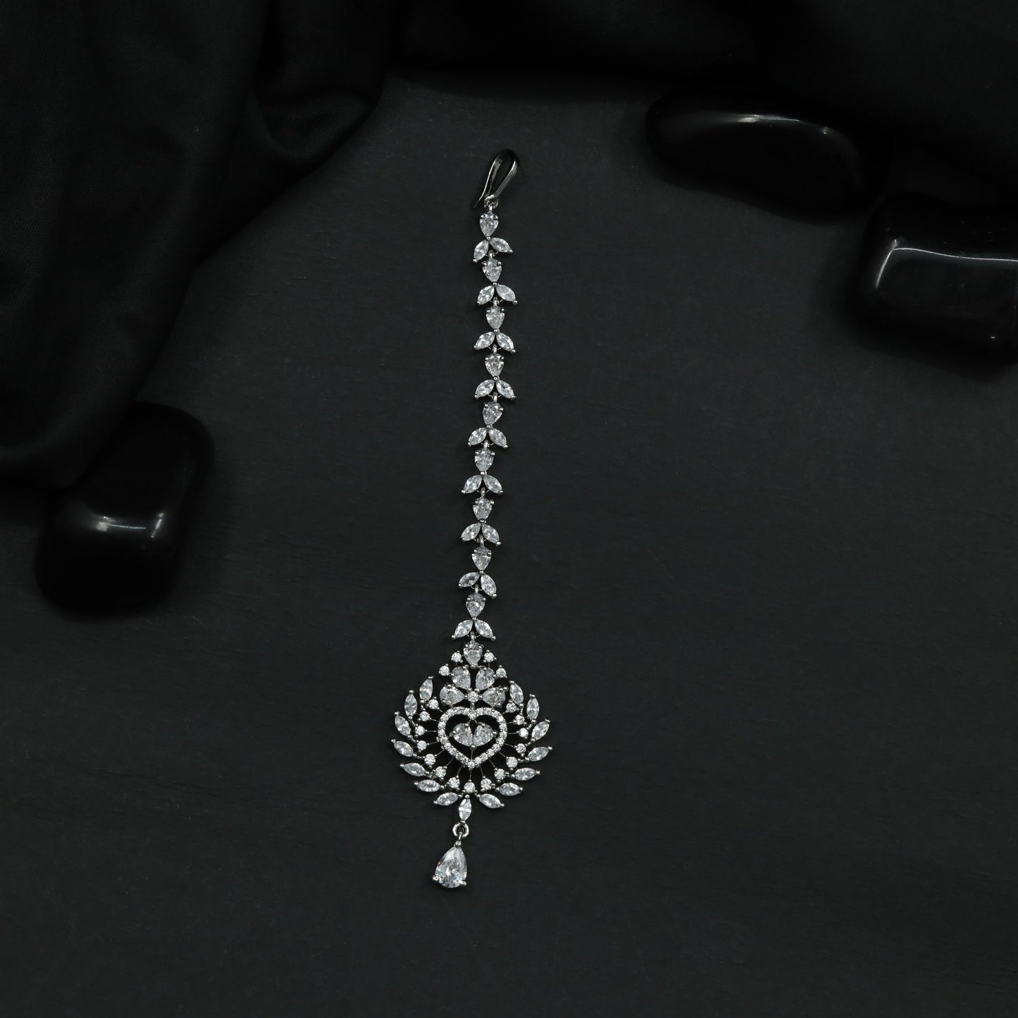Tikka with Heart Centre Design and Leaf Border Detailing