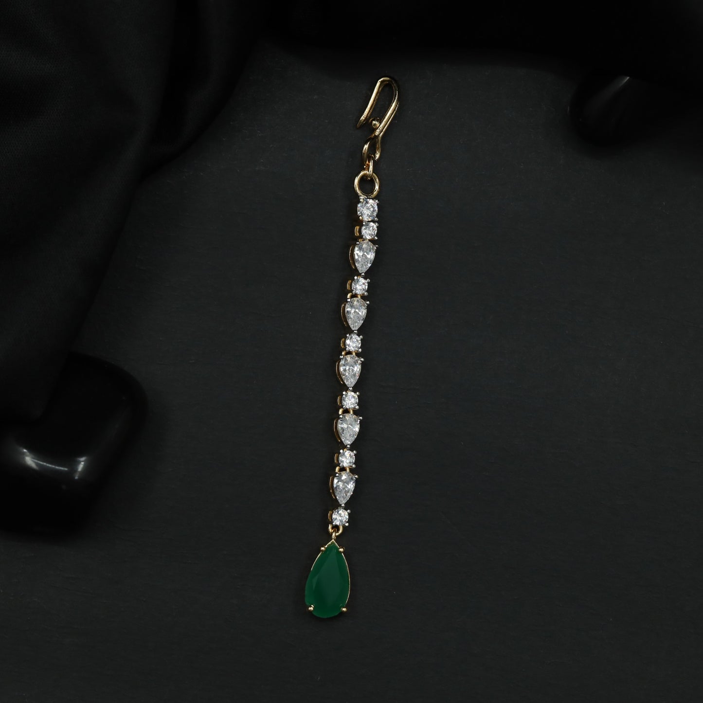 Elegant Tikka with Graduated Pear Elements and Pendant Detail