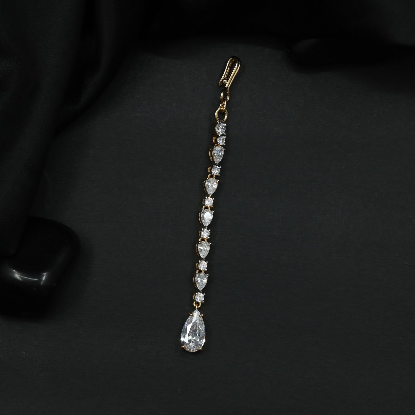 Elegant Tikka with Graduated Pear Elements and Pendant Detail