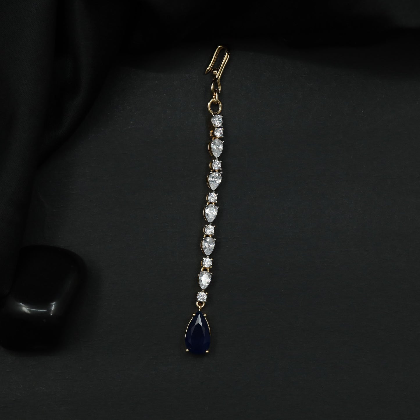 Elegant Tikka with Graduated Pear Elements and Pendant Detail
