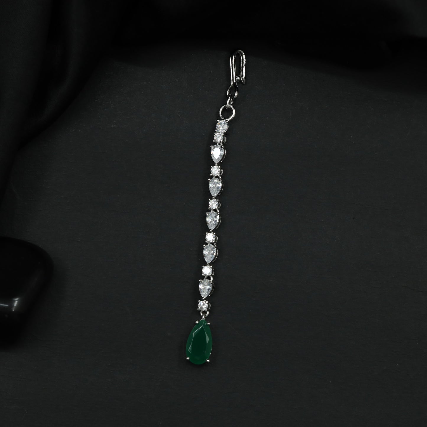 Elegant Tikka with Graduated Pear Elements and Pendant Detail