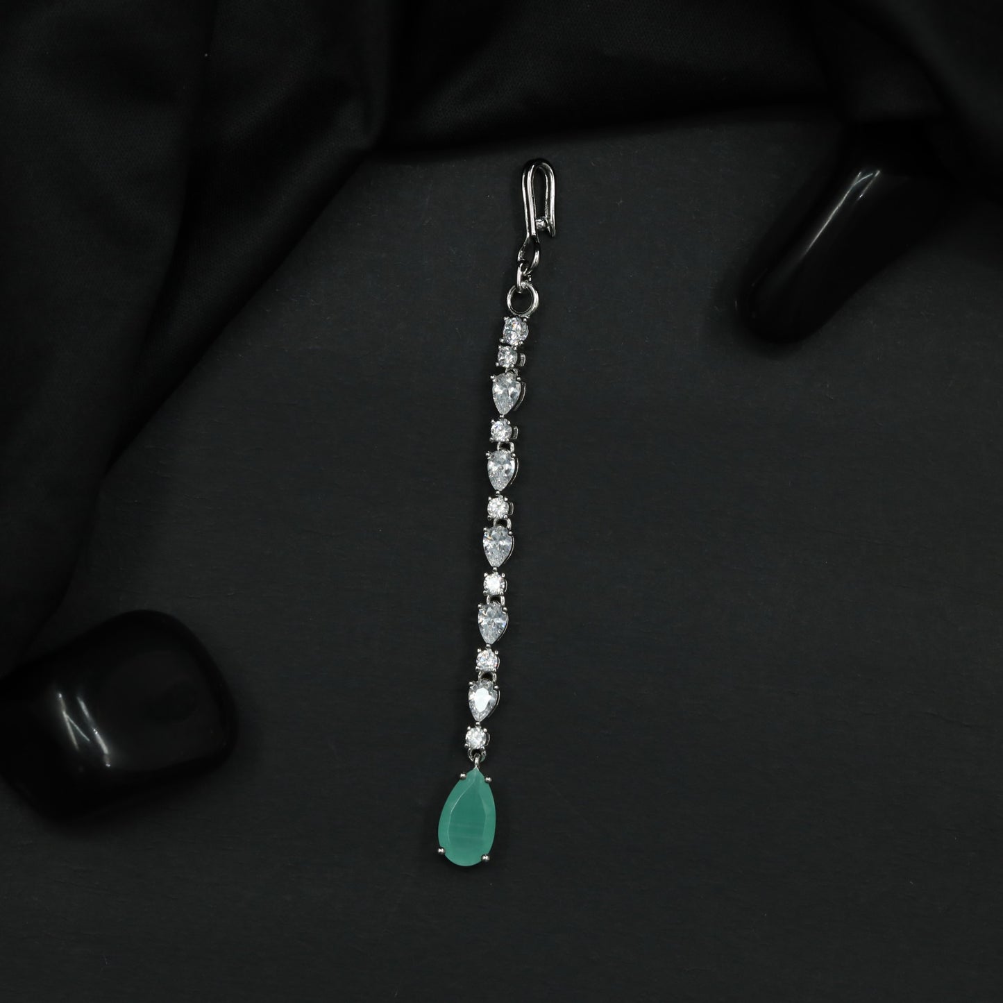 Elegant Tikka with Graduated Pear Elements and Pendant Detail