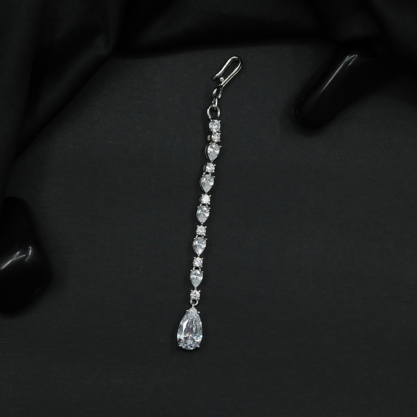 Elegant Tikka with Graduated Pear Elements and Pendant Detail