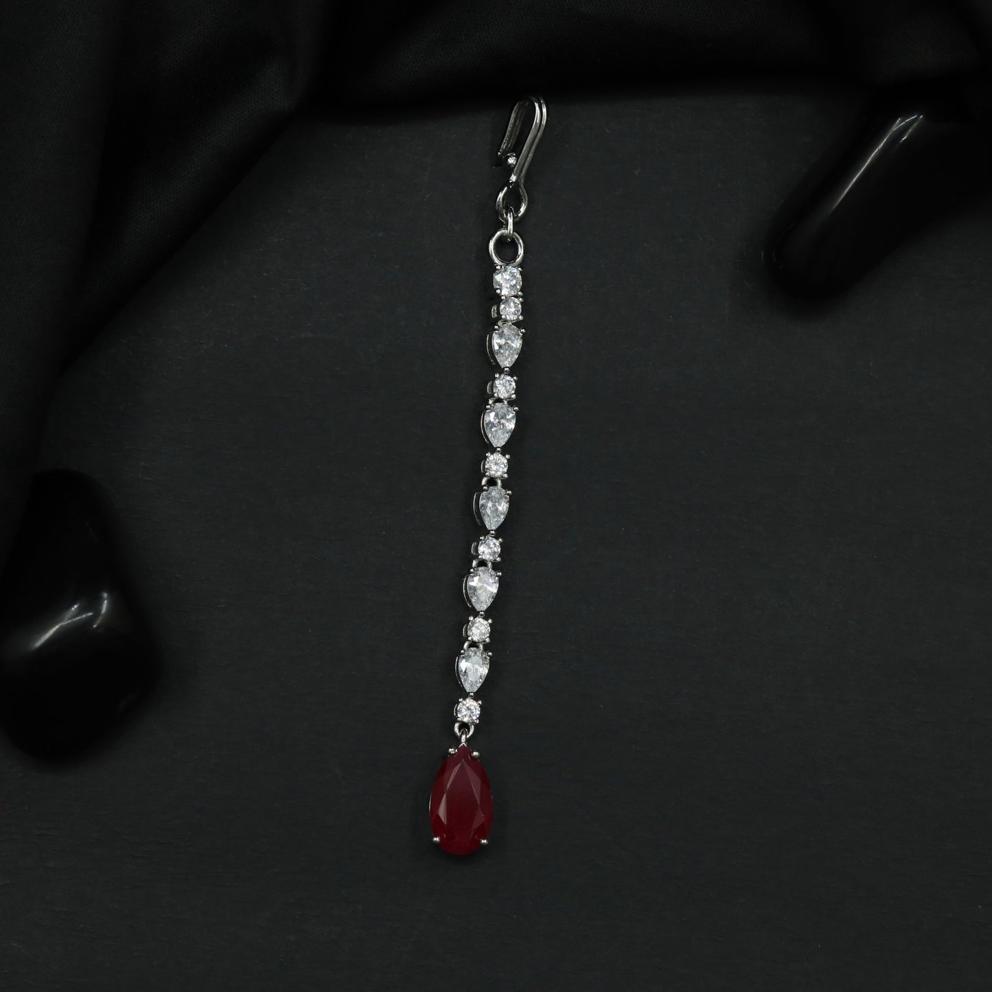 Elegant Tikka with Graduated Pear Elements and Pendant Detail