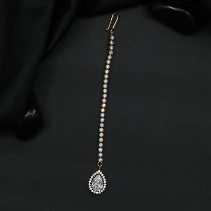 Minimalist Tikka with Pear Shaped Pendant Design