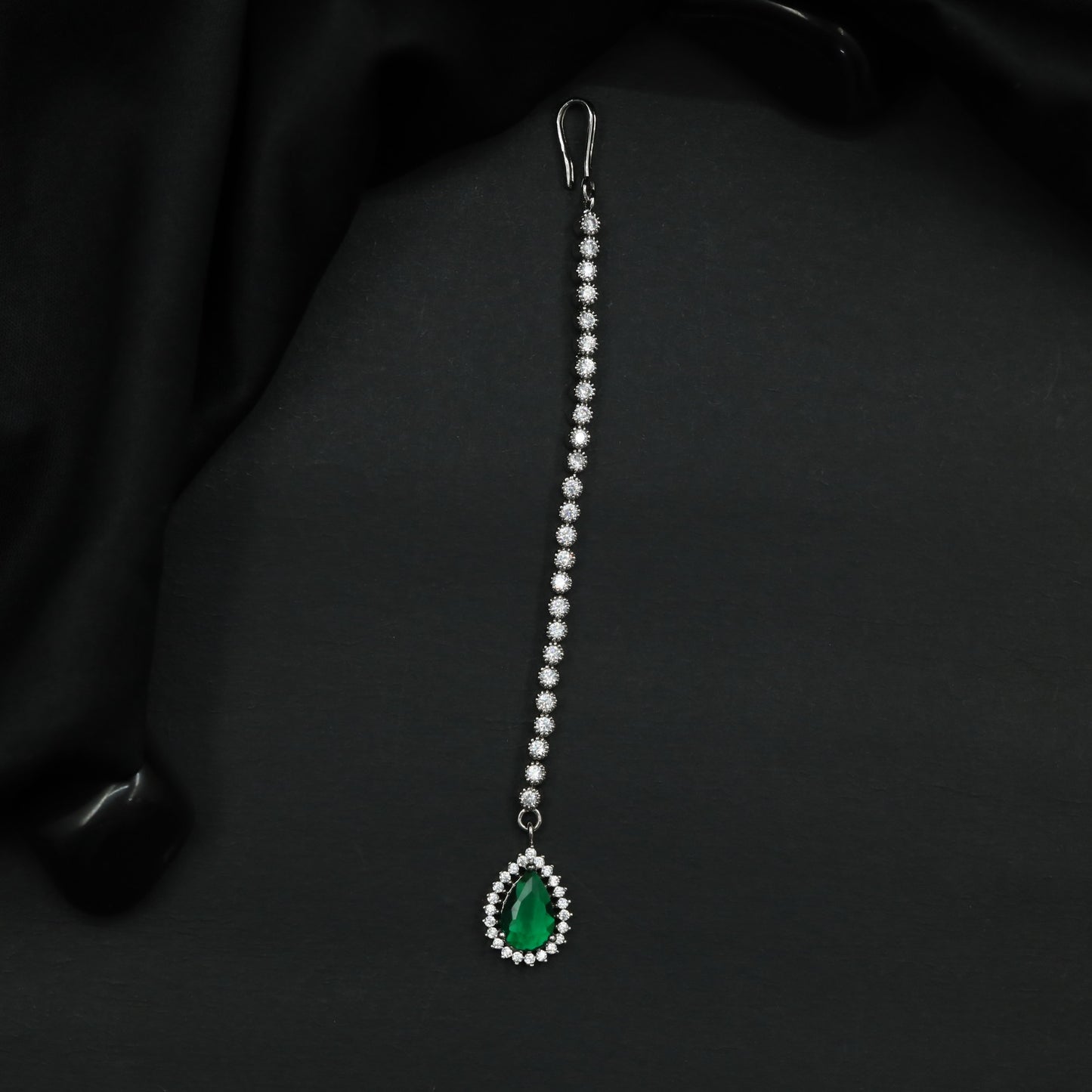 Minimalist Tikka with Pear Shaped Pendant Design