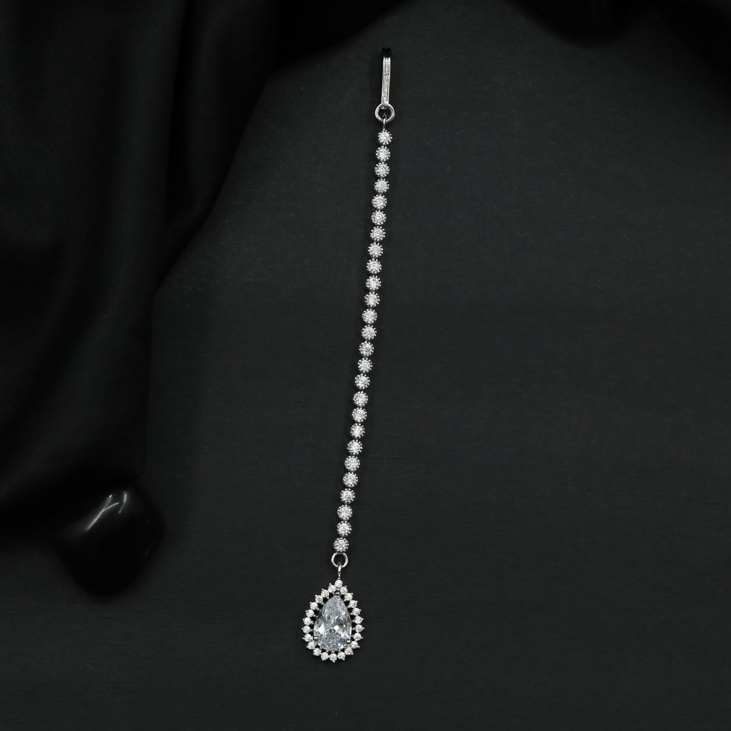 Minimalist Tikka with Pear Shaped Pendant Design