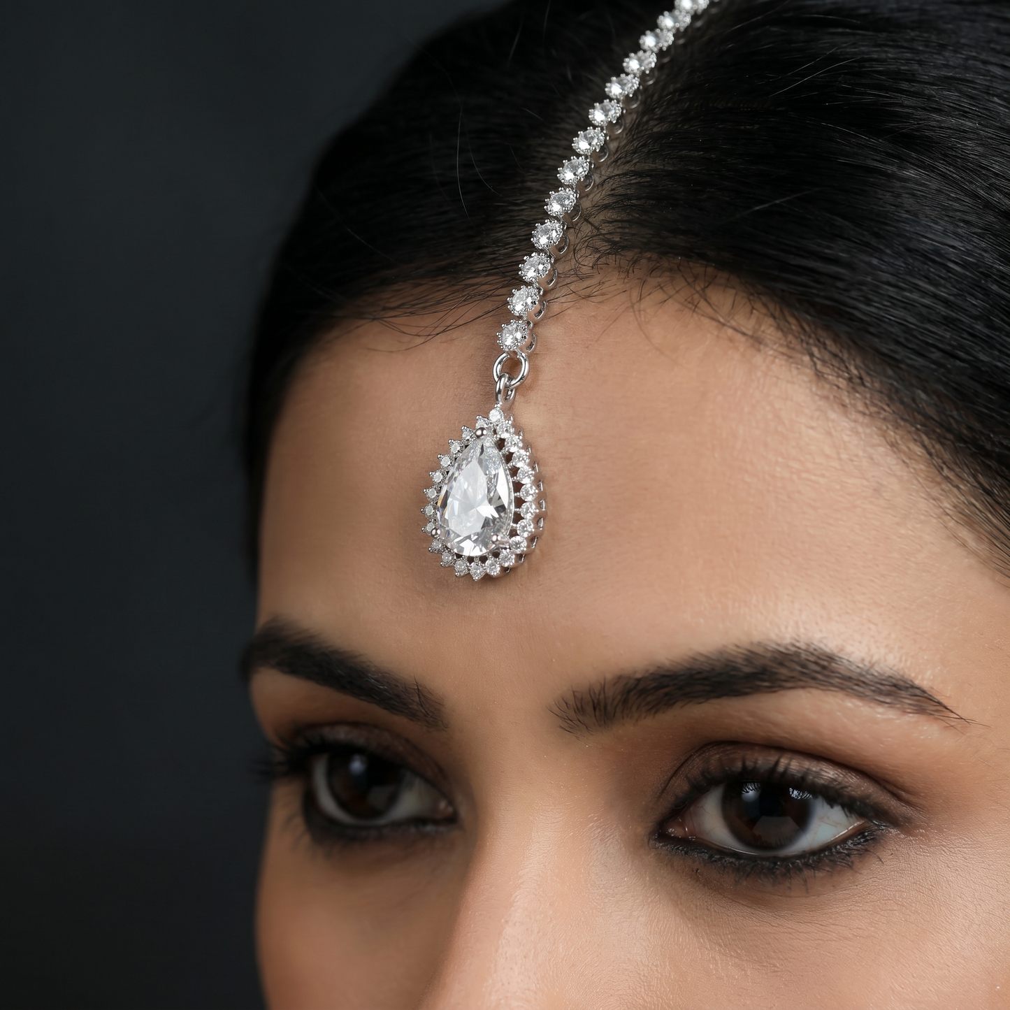 Minimalist Tikka with Pear Shaped Pendant Design
