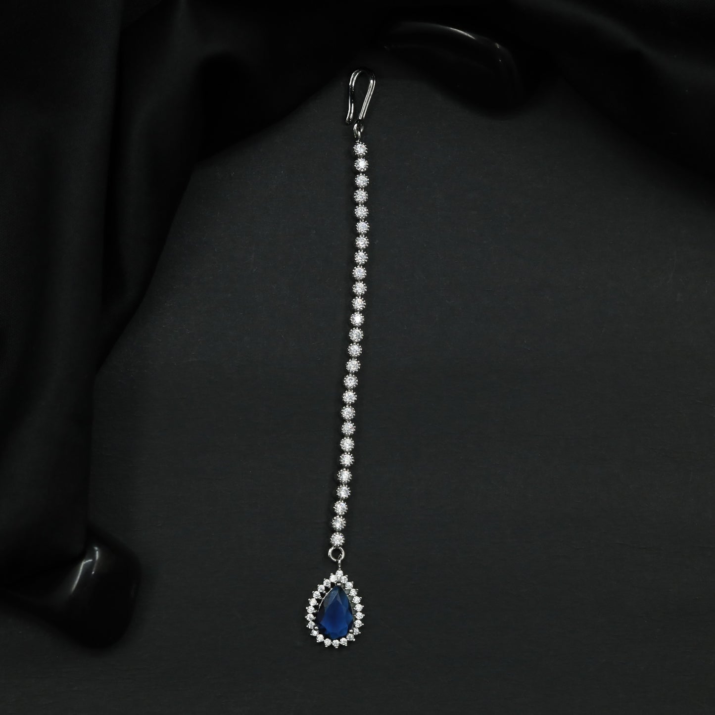 Minimalist Tikka with Pear Shaped Pendant Design