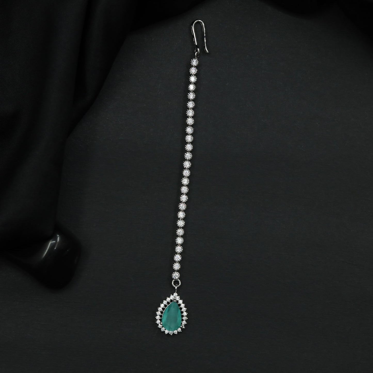 Minimalist Tikka with Pear Shaped Pendant Design