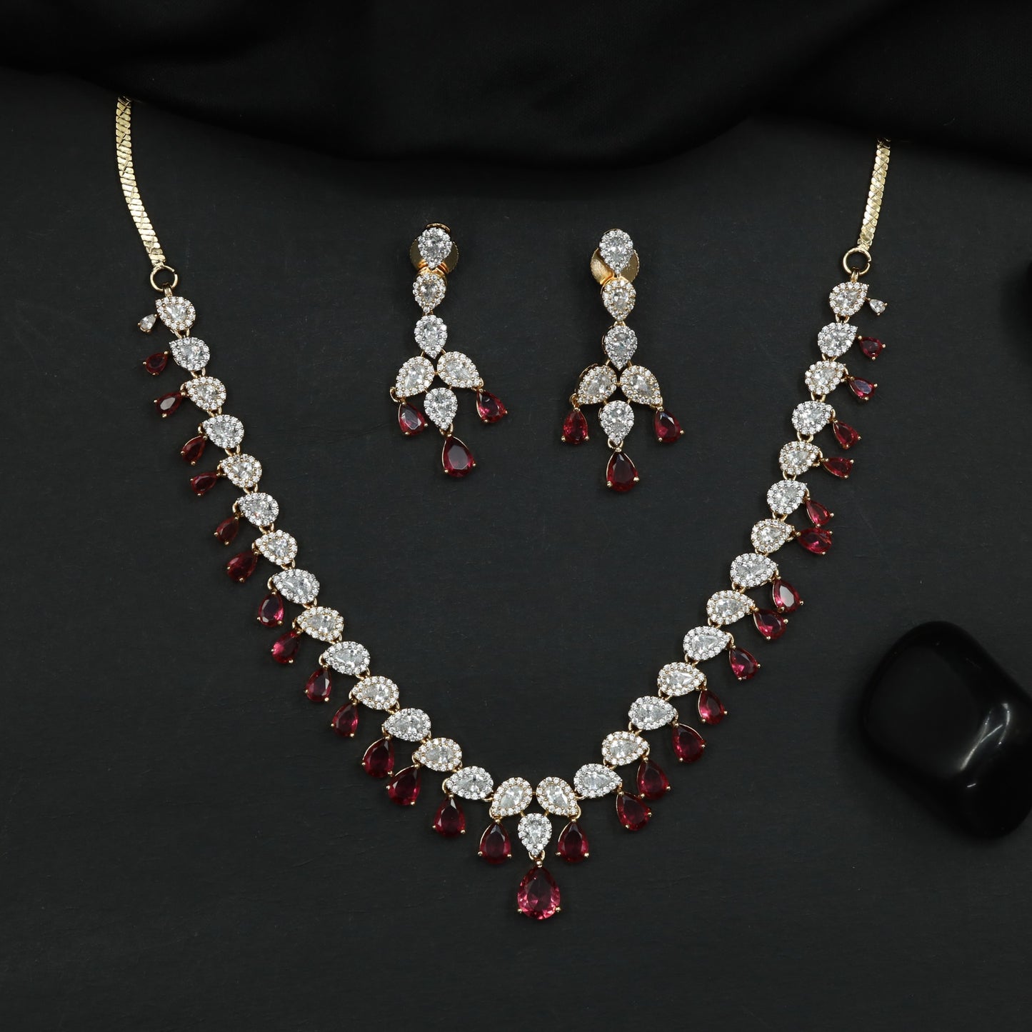 Leaf Pattern GJ Necklace with Graduated Composition