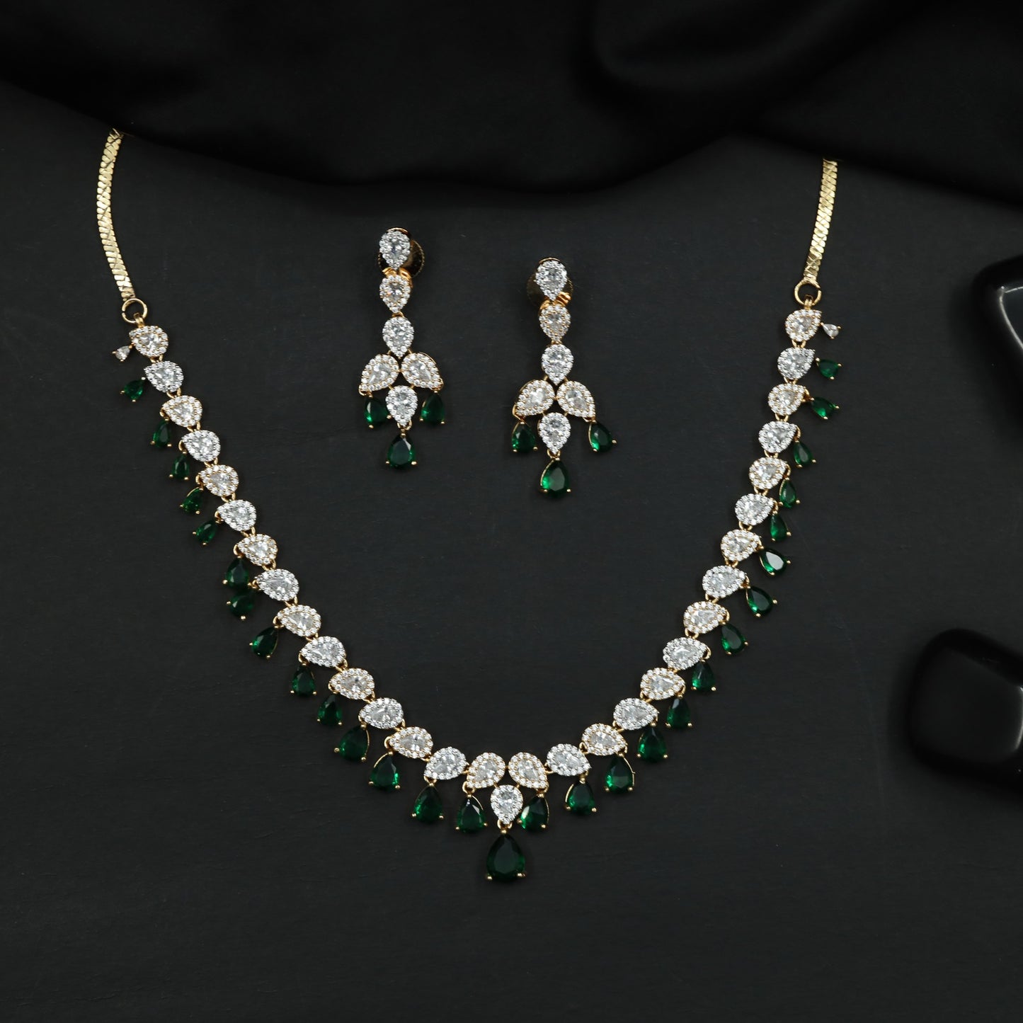 Leaf Pattern GJ Necklace with Graduated Composition
