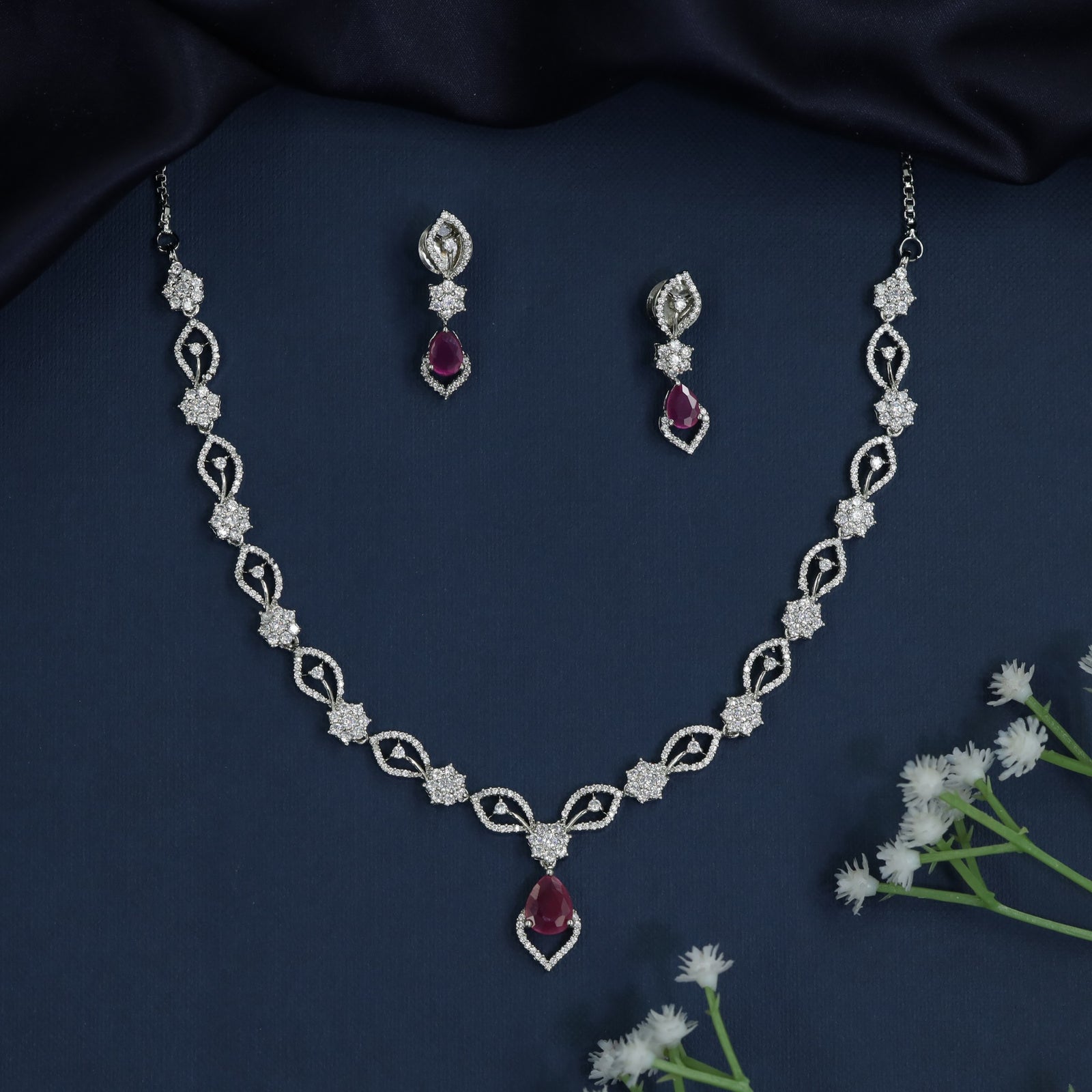 Rhodium necklace with marquise link chain and pendant drop
