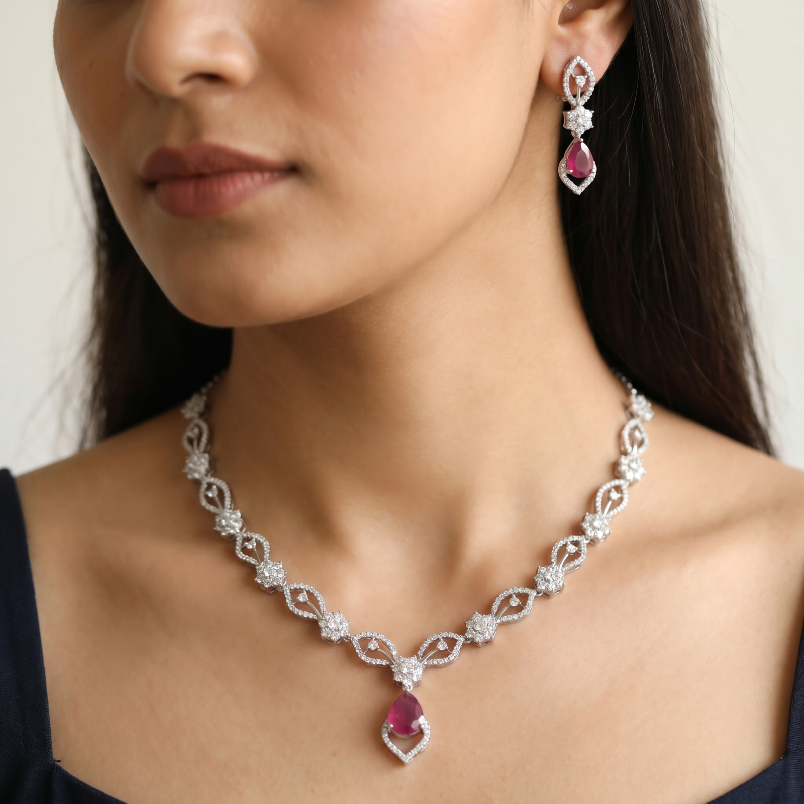 Rhodium necklace with marquise link chain and pendant drop