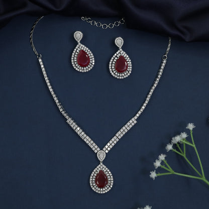 Rhodium necklace with graceful collar profile and teardrop pendant