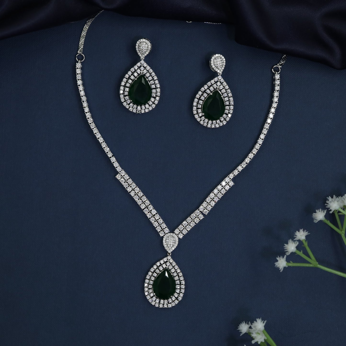 Rhodium necklace with graceful collar profile and teardrop pendant