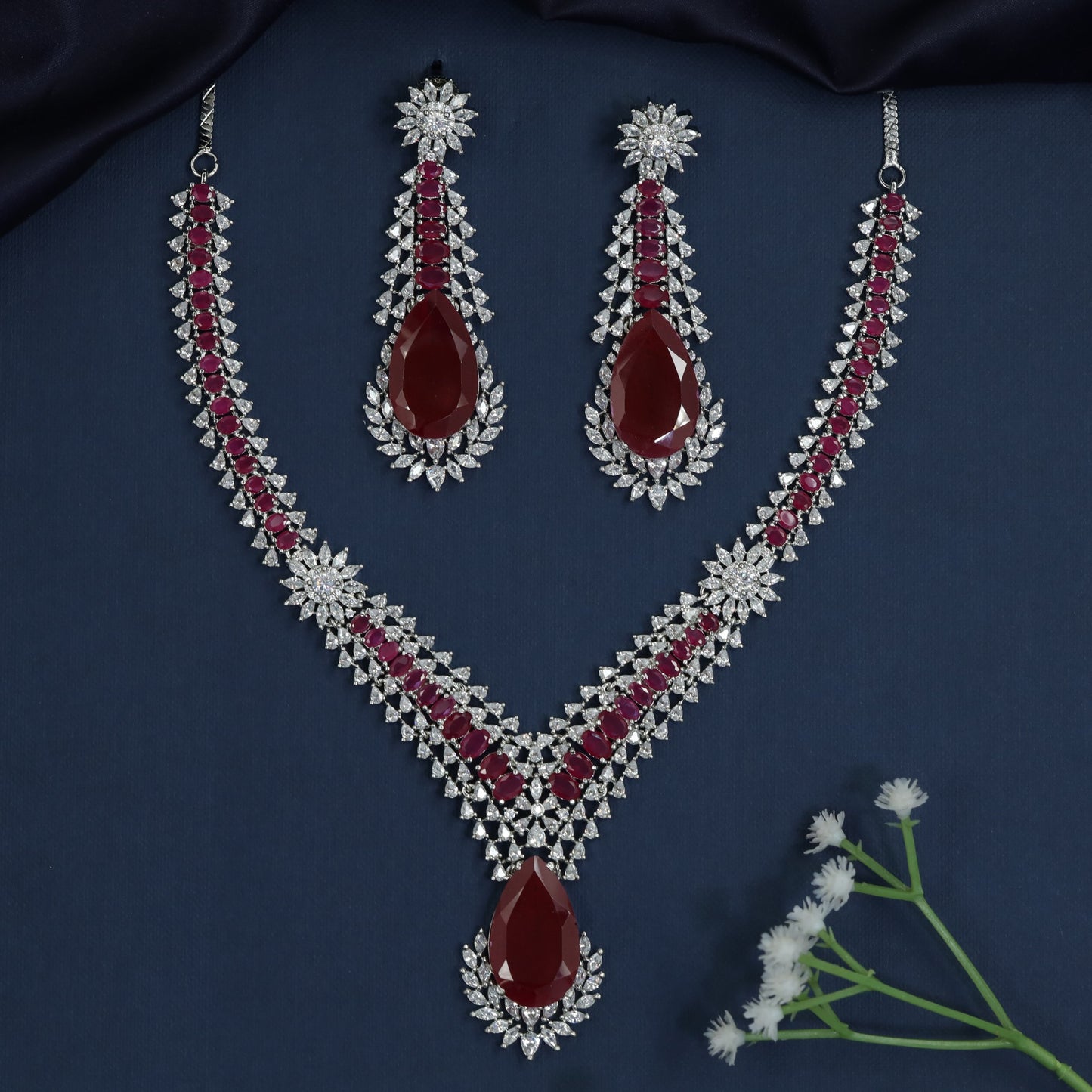 Teardrop frame rhodium necklace with V-shaped collar design