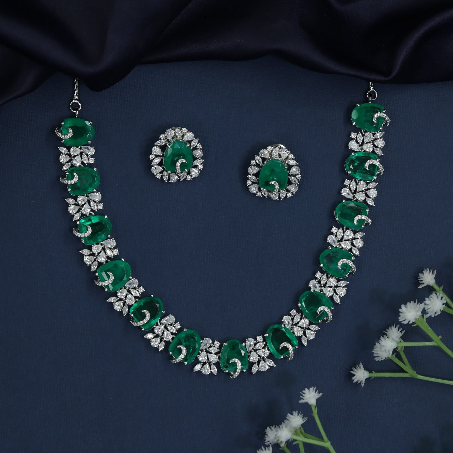 Rosette frame necklace with articulated station design