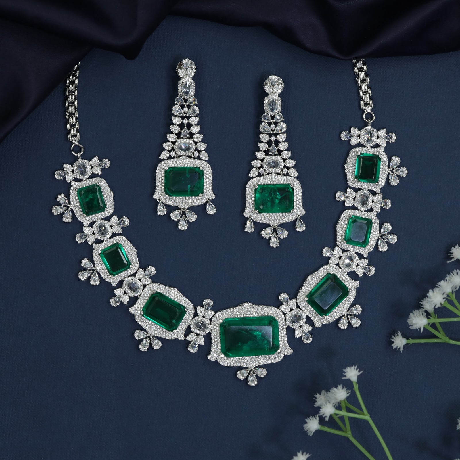 Pendant frame necklace with geometric station arrangement