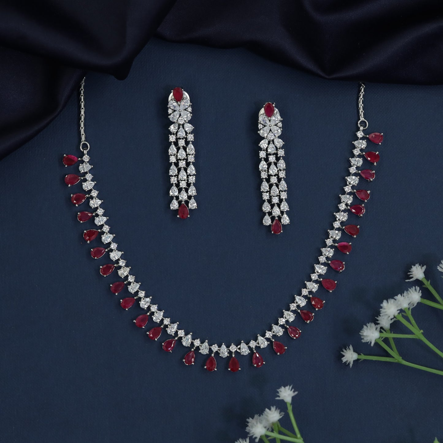 Orbital link necklace with decorative drop border