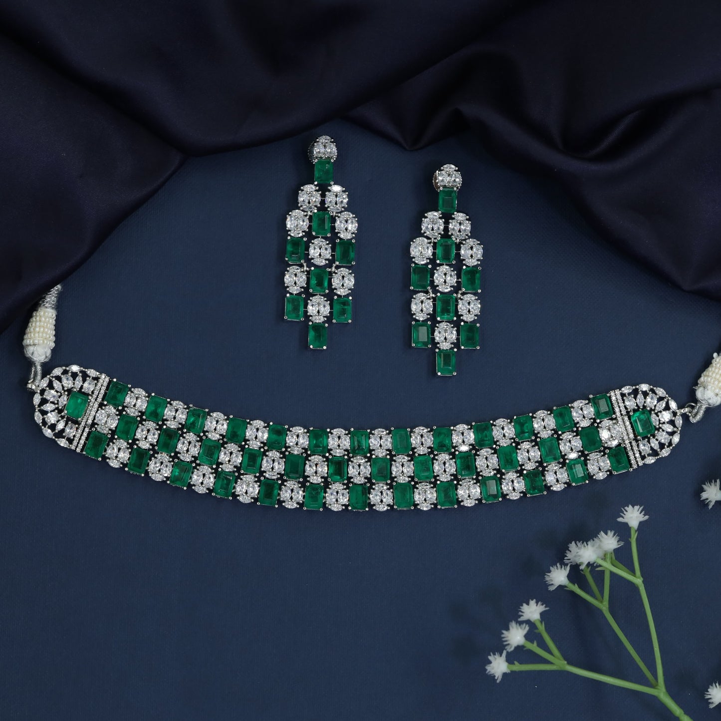 Heritage revival choker with rosette link construction