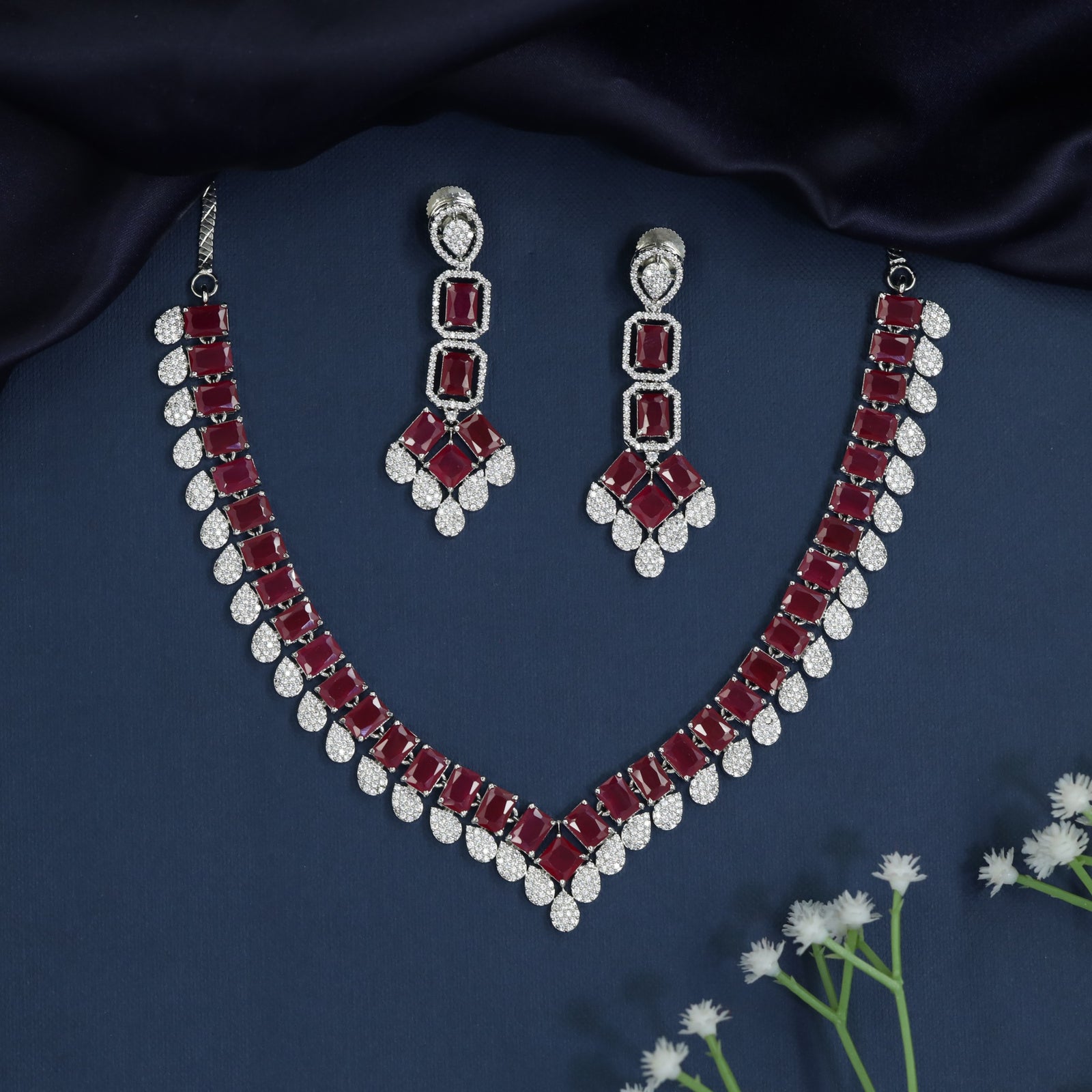 Geometric station necklace with teardrop border detailing
