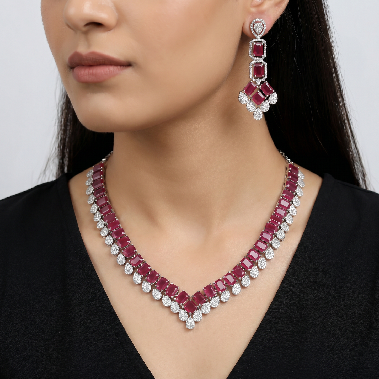 Geometric station necklace with teardrop border detailing