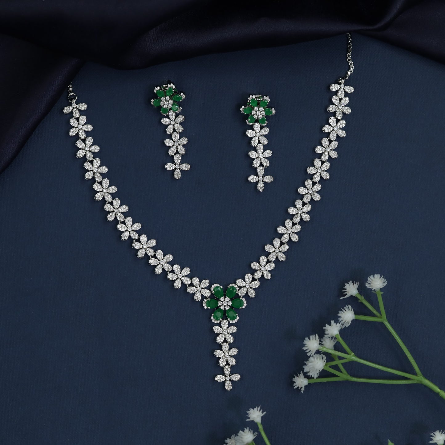 Daisy chain necklace with floral centerpiece design