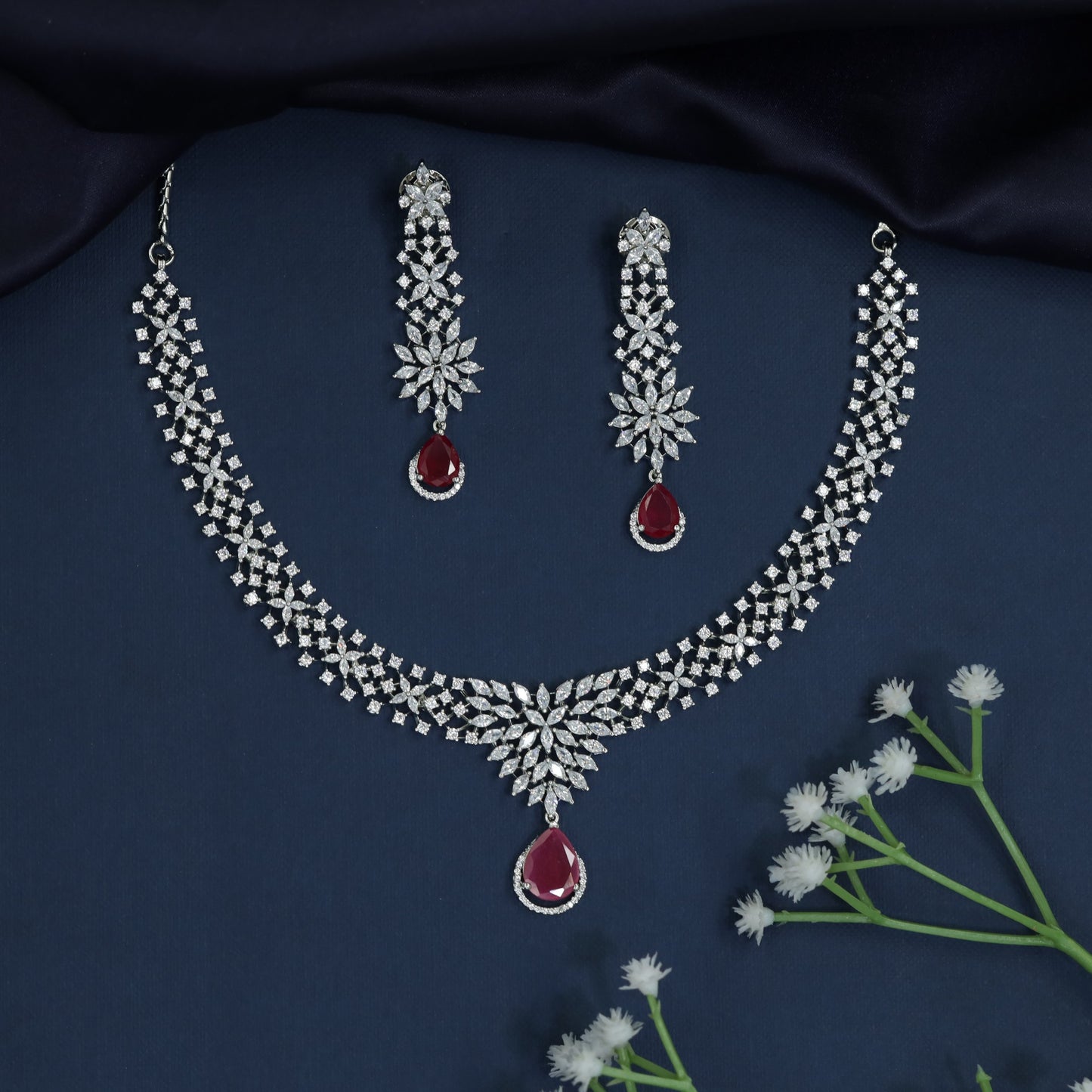 Party wear necklace with floral burst arrangement