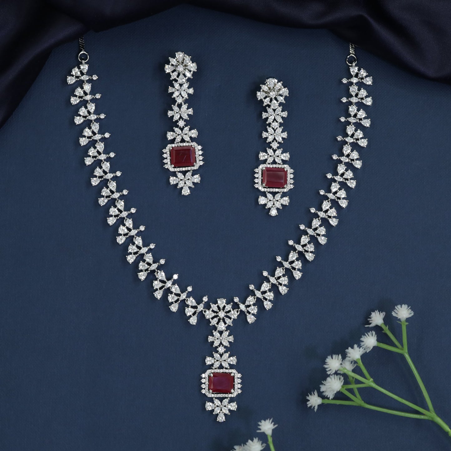 Occasion wear necklace with framed pendant styling