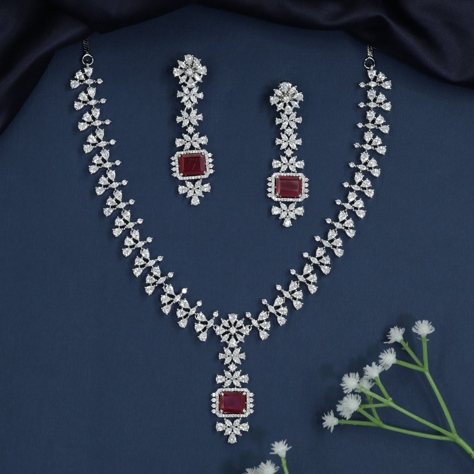 Occasion wear necklace with framed pendant styling