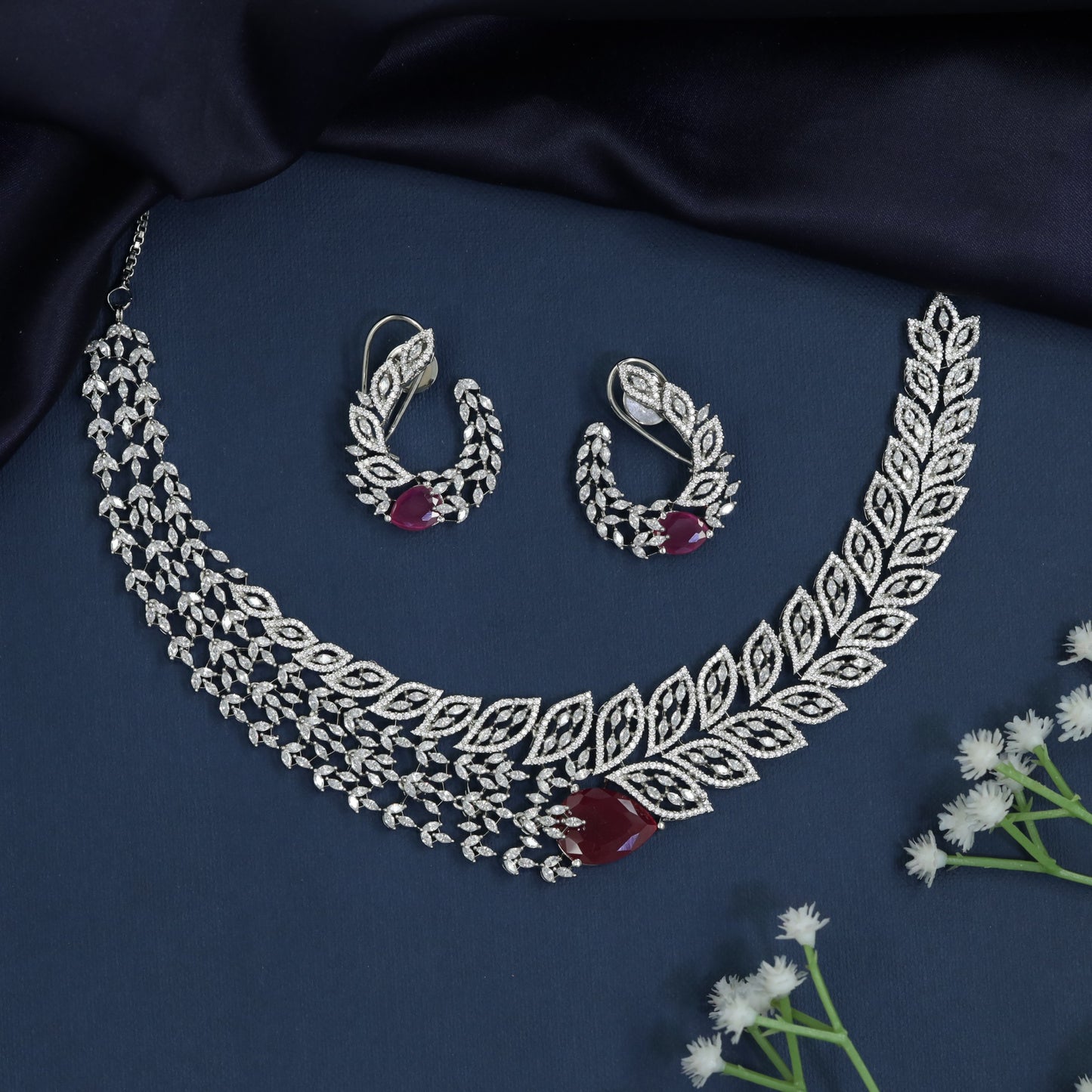 Sculpted leaf necklace with graduated branch construction