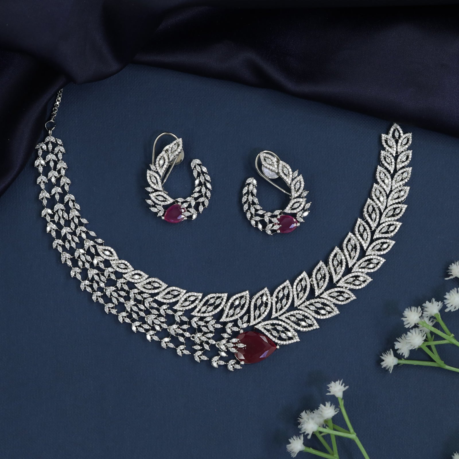 Sculpted leaf necklace with graduated branch construction