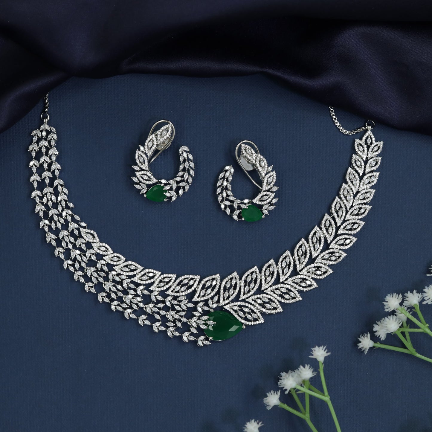 Sculpted leaf necklace with graduated branch construction