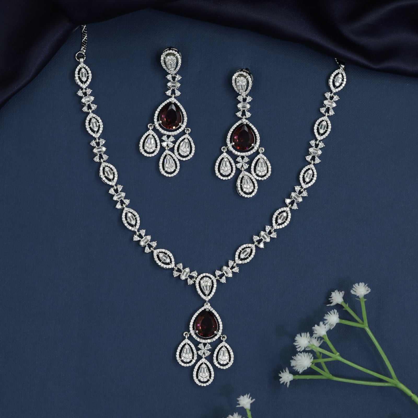 Occasion wear necklace with chandelier pendant styling