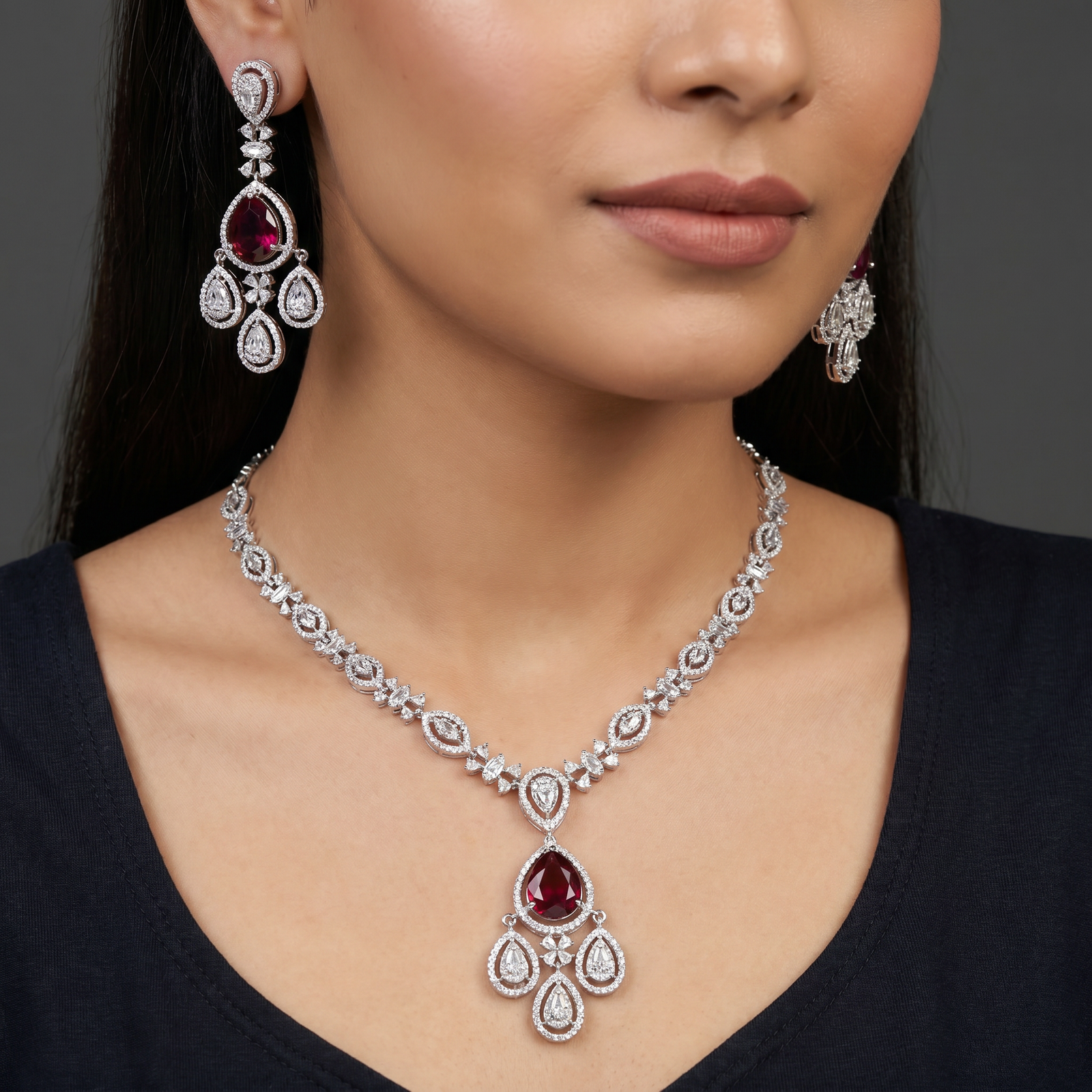 Occasion wear necklace with chandelier pendant styling