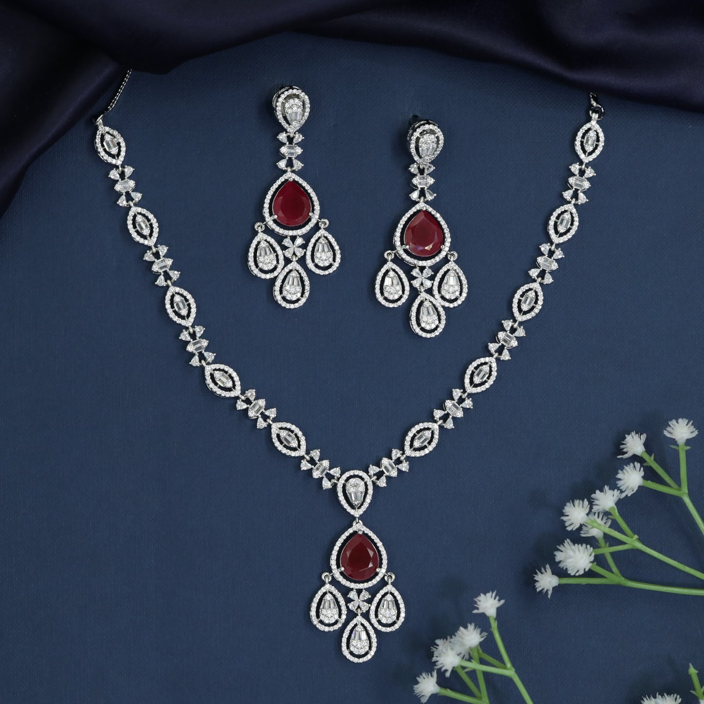 Occasion wear necklace with chandelier pendant styling