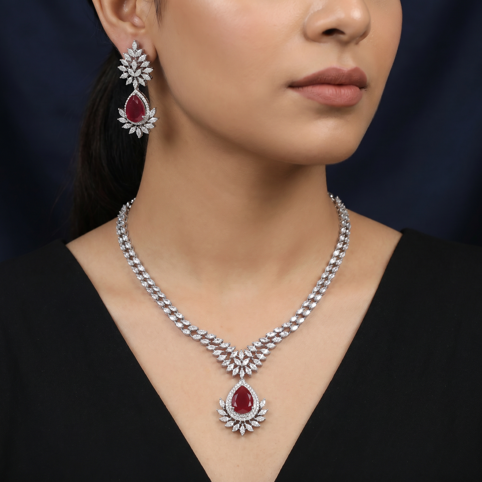 Tapered leaf necklace with pear drop centerpiece