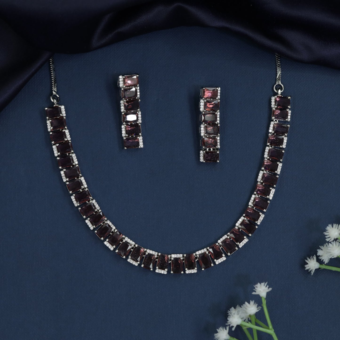 Rectangular link necklace with articulated collar construction