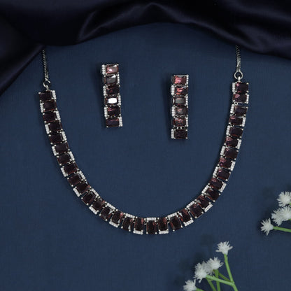 Rectangular link necklace with articulated collar construction