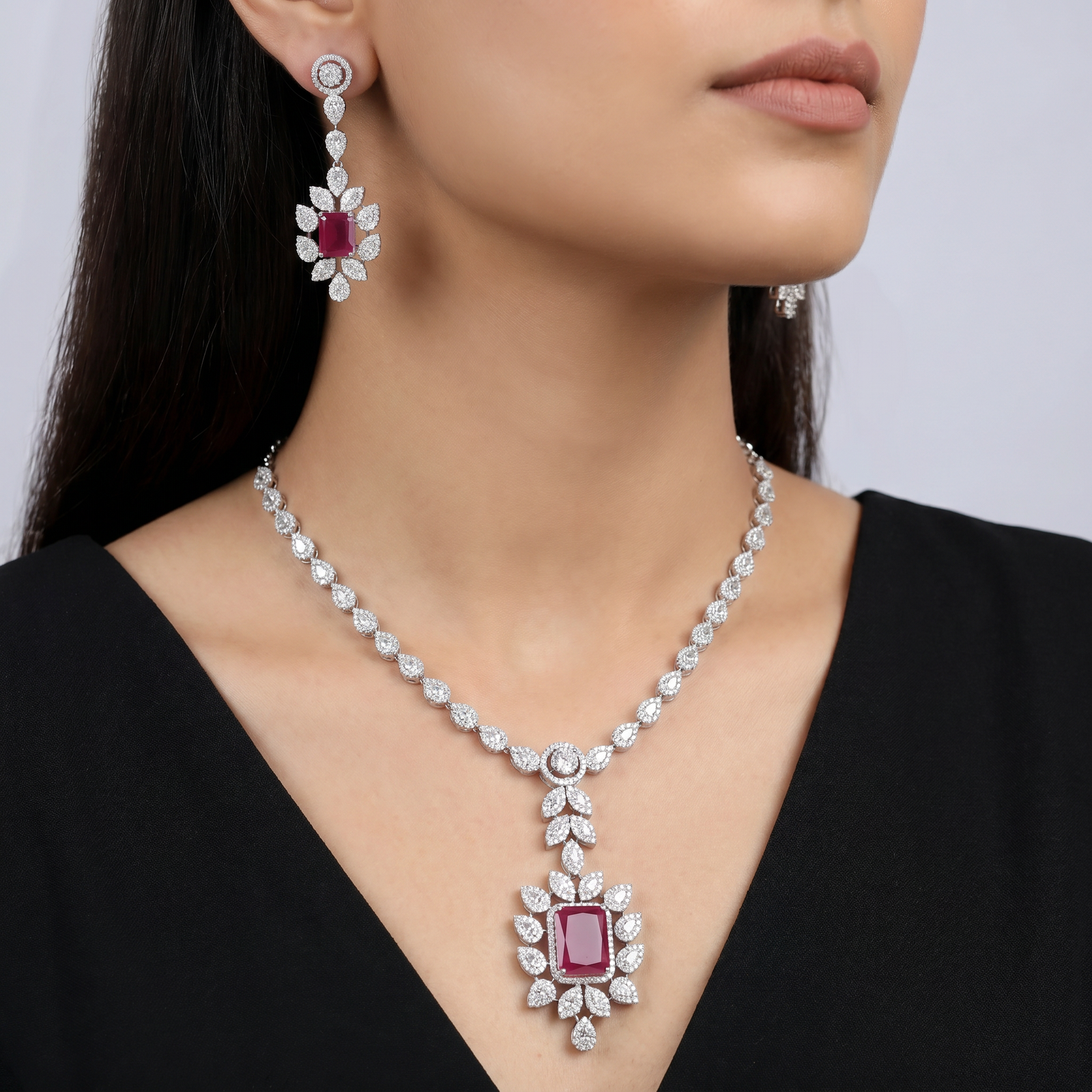 Trend edit necklace with framed centerpiece accent