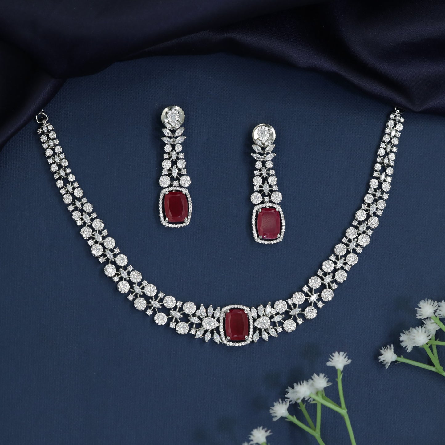Fashion week select necklace with halo link arrangement