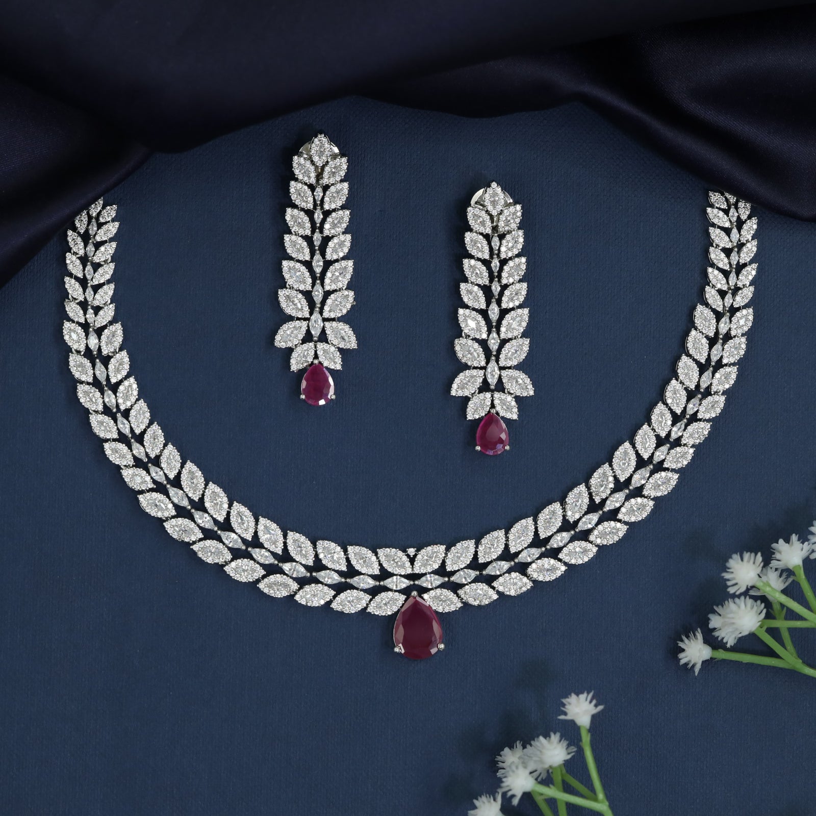 Featherline necklace with tapered link arrangement