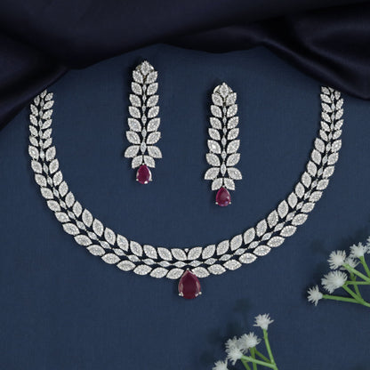 Featherline necklace with tapered link arrangement