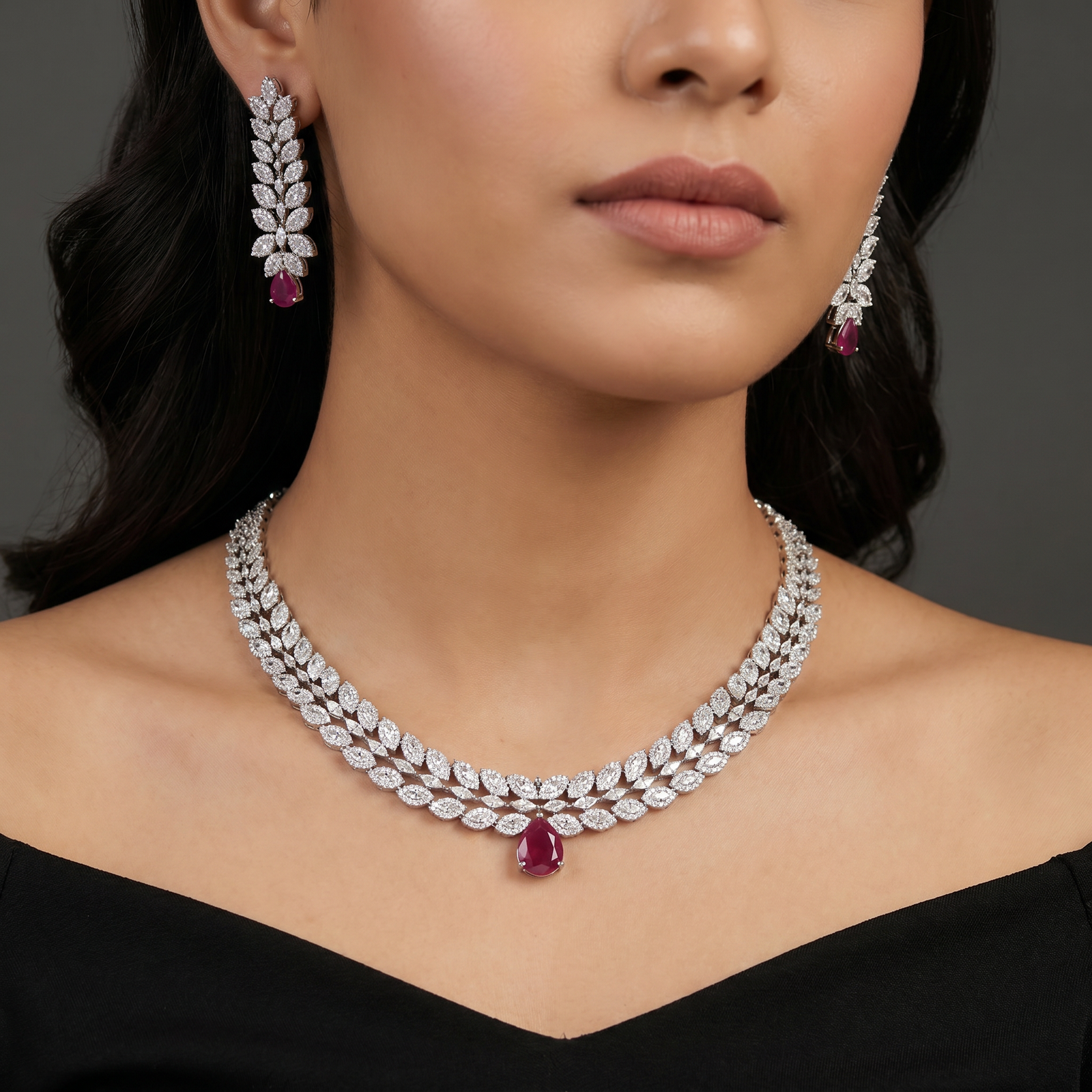 Featherline necklace with tapered link arrangement