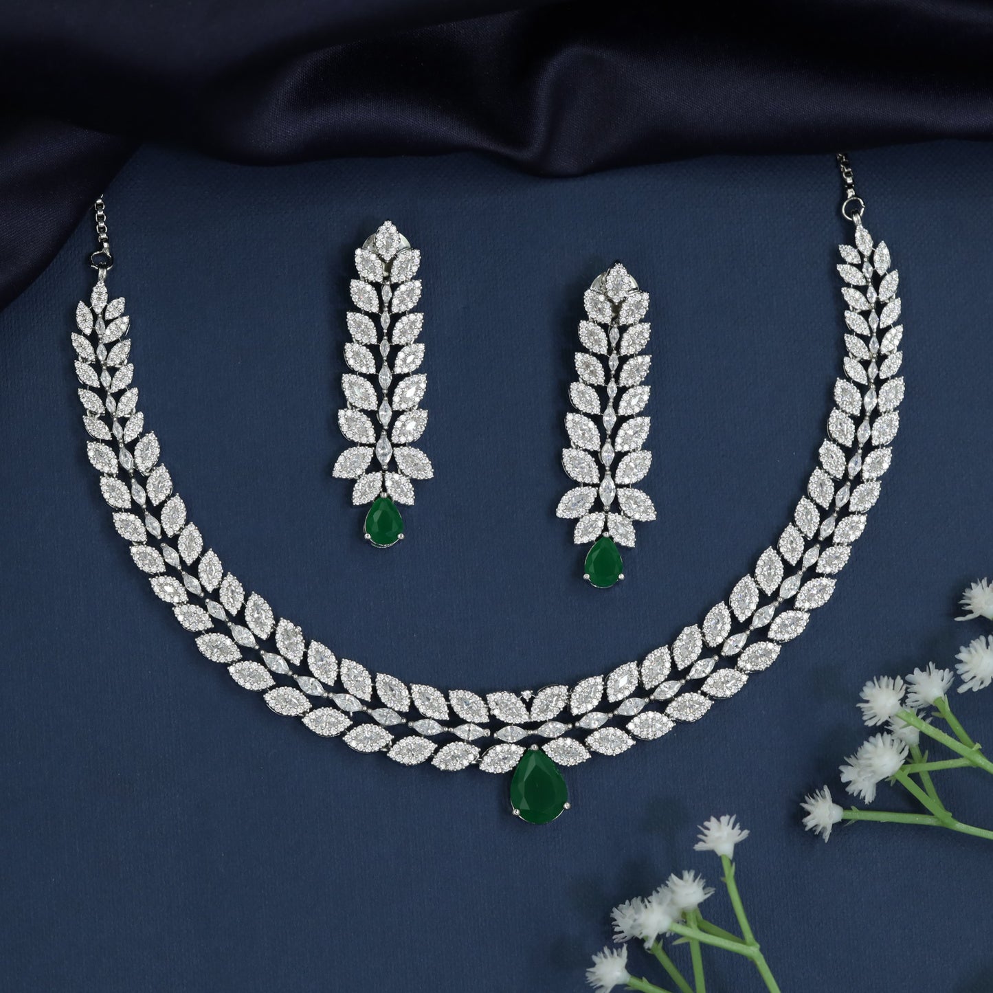 Featherline necklace with tapered link arrangement