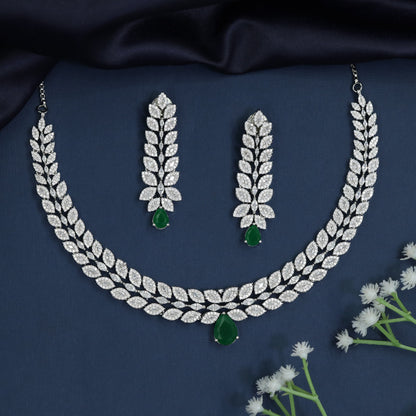 Featherline necklace with tapered link arrangement