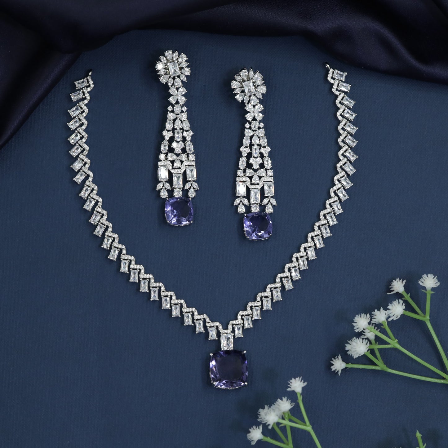 Necklace with Zigzag Linkwork and Medallion Pendant Focus
