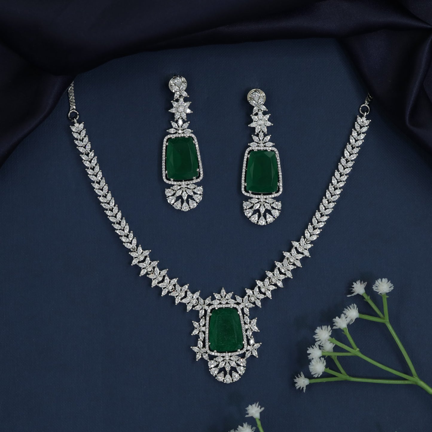 Crest Garland Necklace with Pavilion Drop Centerpiece