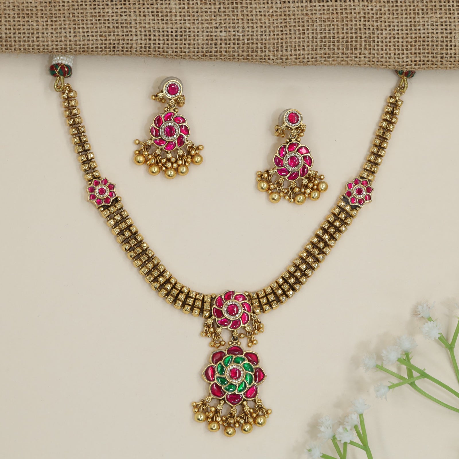 Classic flower motif necklace with sculpted rosette composition